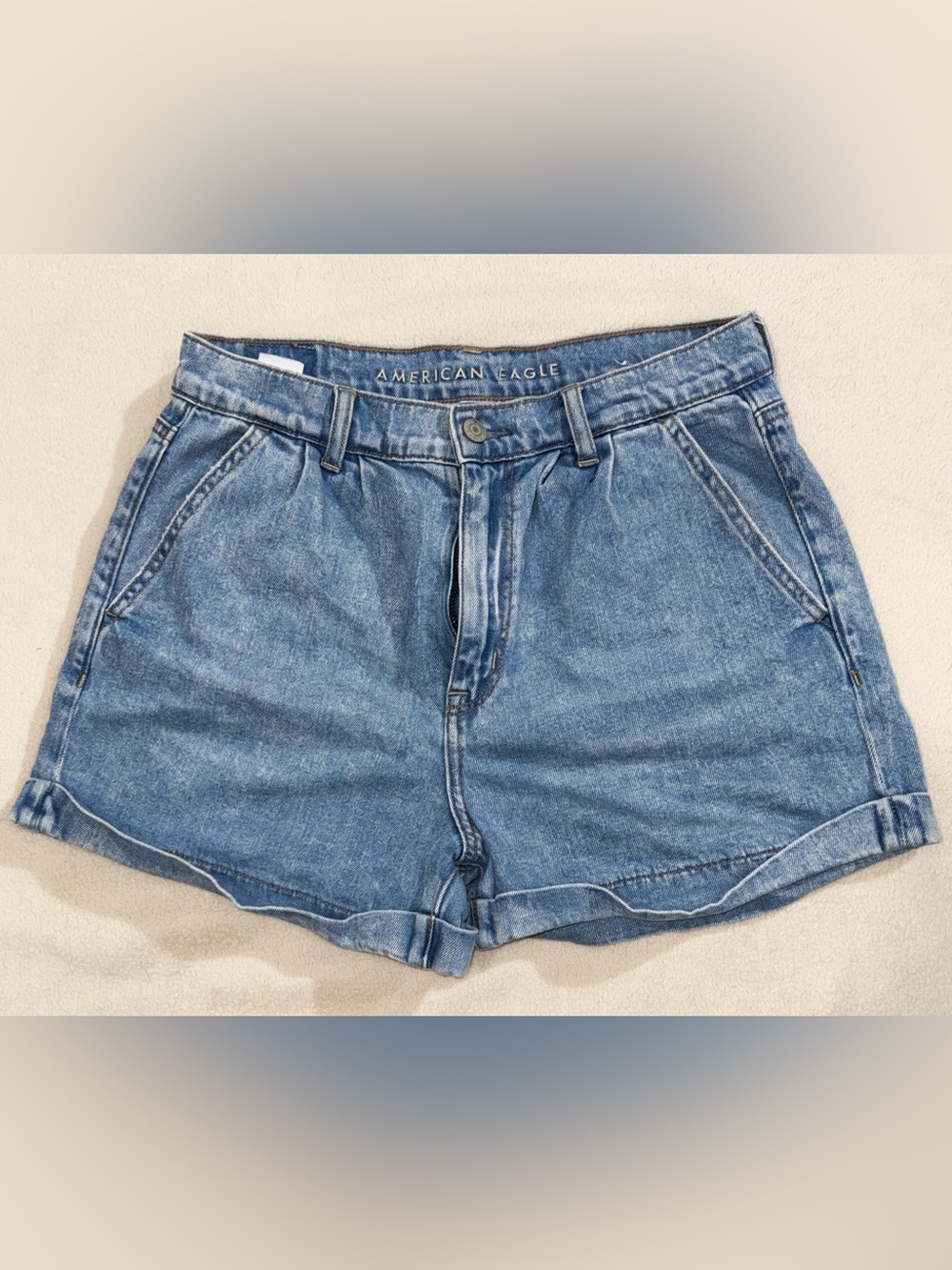 American Eagle Mom Shorts Women’s Size 6 Light Wash Cuffed Denim Shorts